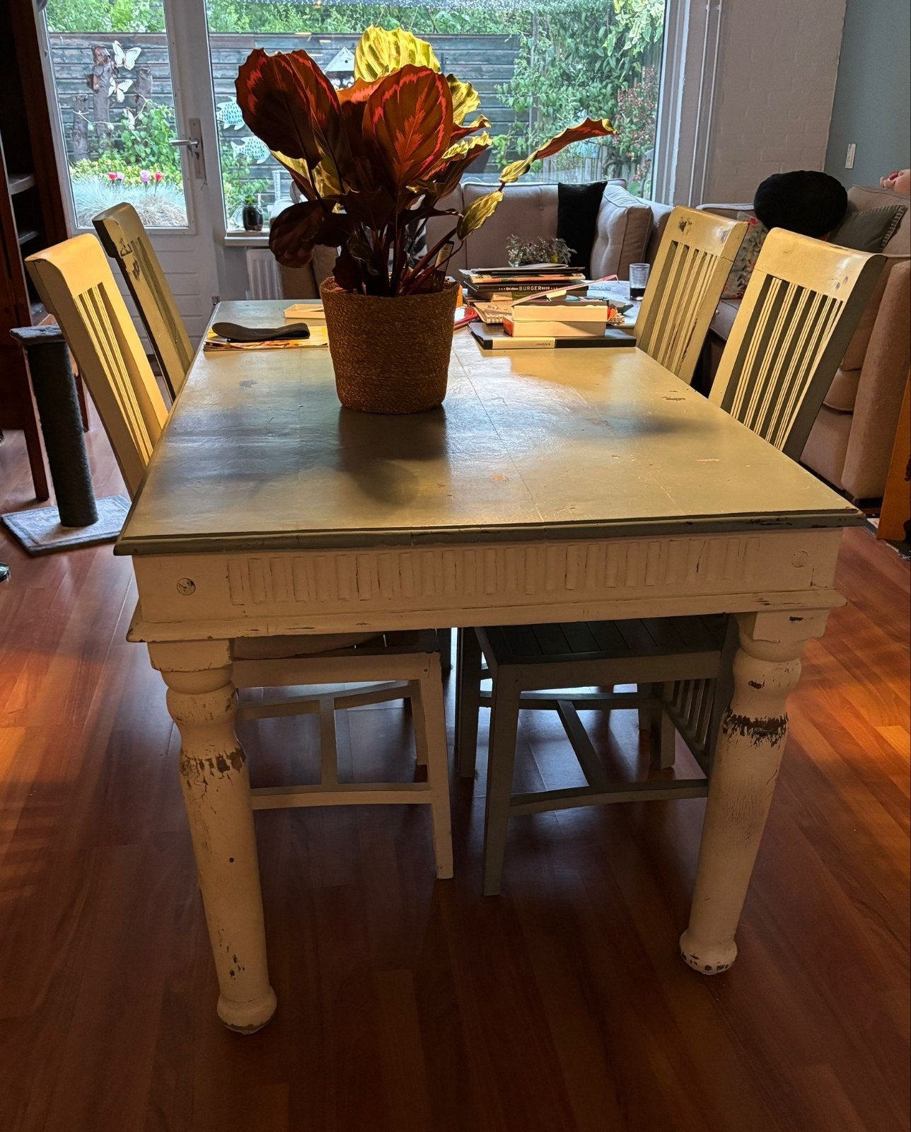 Houten eettafel met stoelen. Leuke eettafel in groen en wit, Ophalen, Gebruikt, 4 tot 6 stoelen