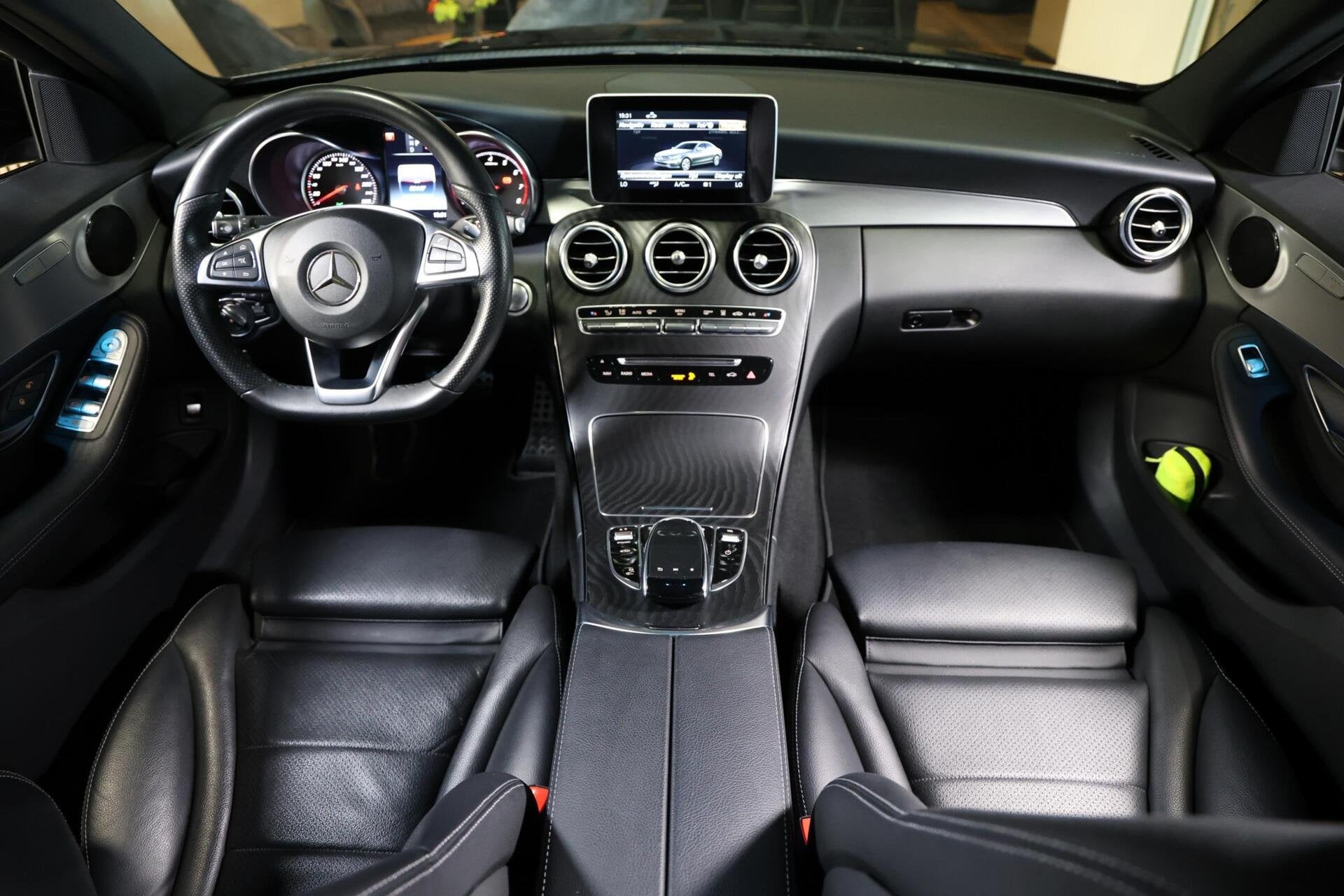 Mercedes C-klasse 350 e AMG|Luchtvering|Night|Carplay|Leder, Auto's, Automaat, Achterwielaandrijving, Gebruikt, Met garantie (alle)