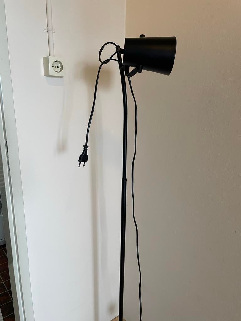 Zwarte staande schemerlamp met voetschakelaar, Huis en Inrichting, Lampen | Vloerlampen, Ophalen of Verzenden, Gebruikt, Metaal
