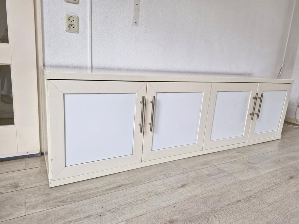 Gratis. Lage kast glazen deuren en met glazen planken - Wit, Ophalen, Modern en functioneel, Gebruikt, Glas