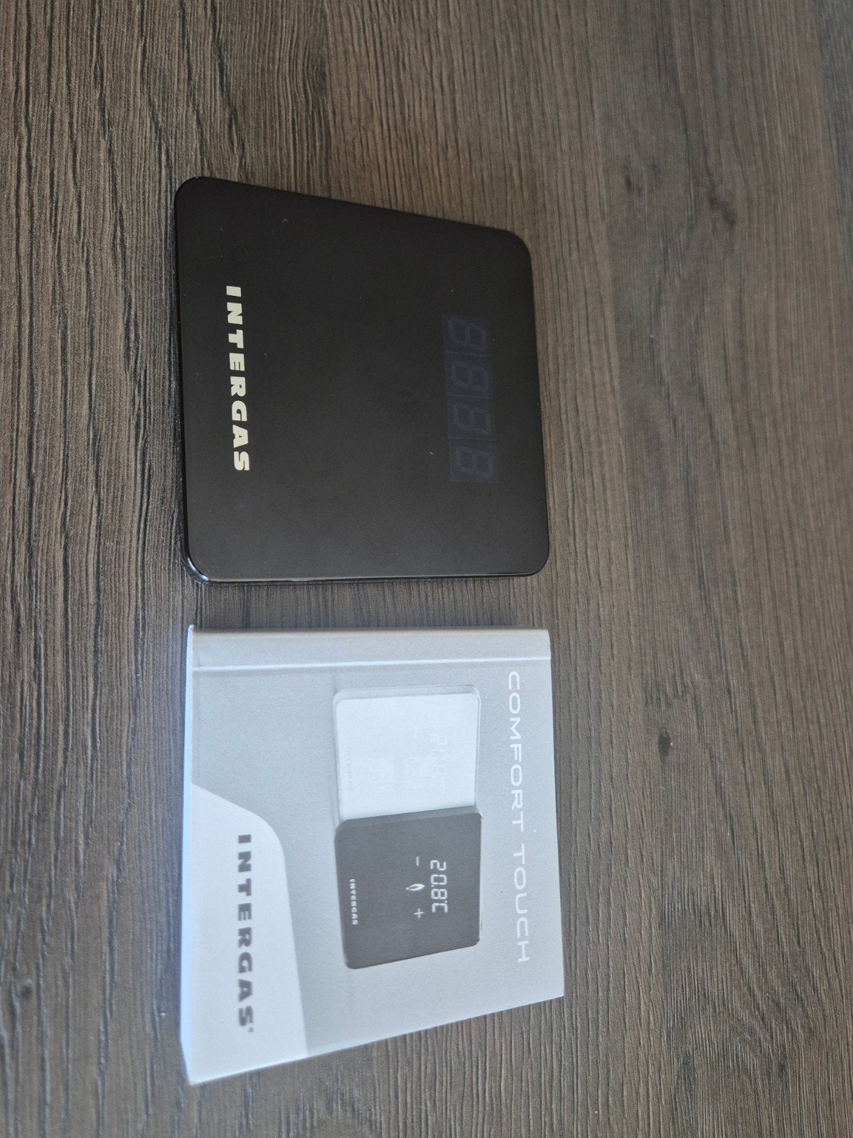 Intergas Comfort Touch Kamerthermostaat Zwart, Doe-het-zelf en Verbouw, Thermostaten, Ophalen, Zo goed als nieuw