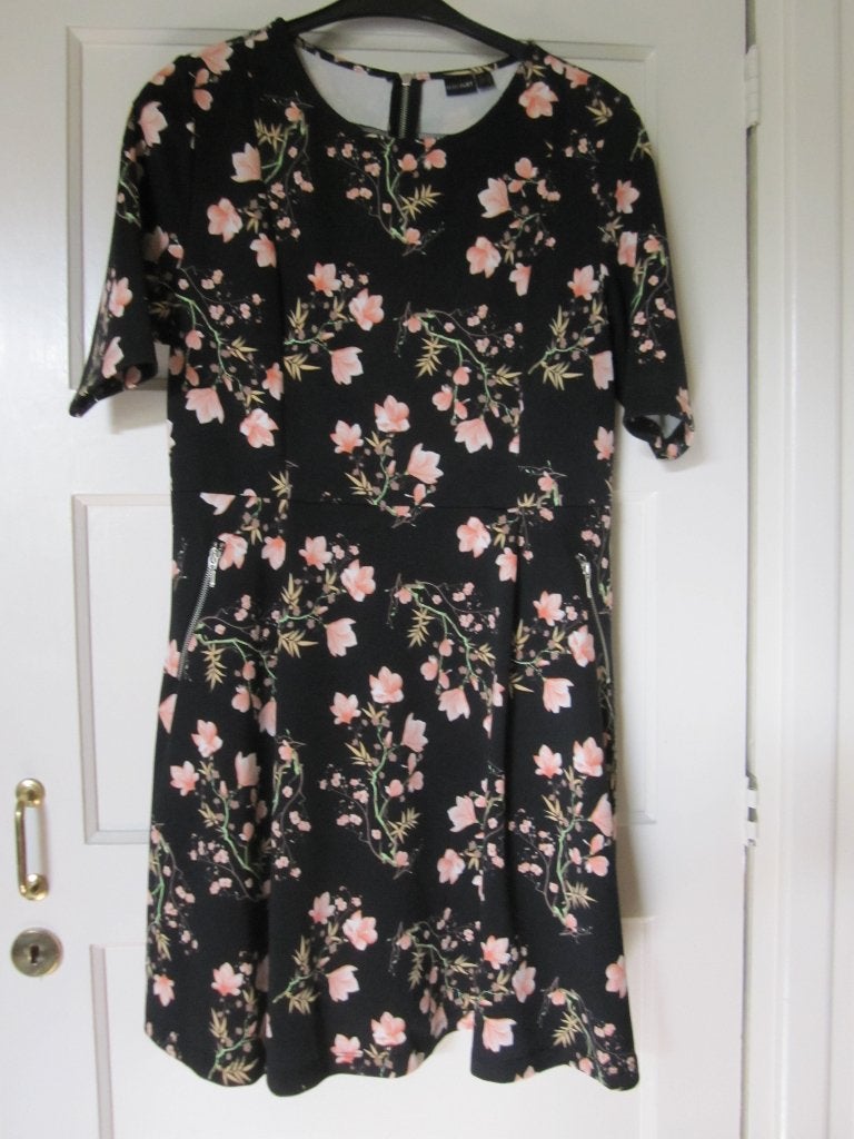 Bodyflirt bloemjurk met klokkende rok 46, Kleding | Dames, Zwart, Maat 46/48 (XL) of groter, Ophalen of Verzenden, Zo goed als nieuw