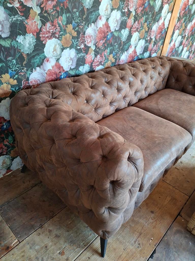 Vierpersoonsbank bank zitbank kunstleren chesterfield model, Ophalen, Zo goed als nieuw, 75 tot 100 cm, Vierpersoons of meer