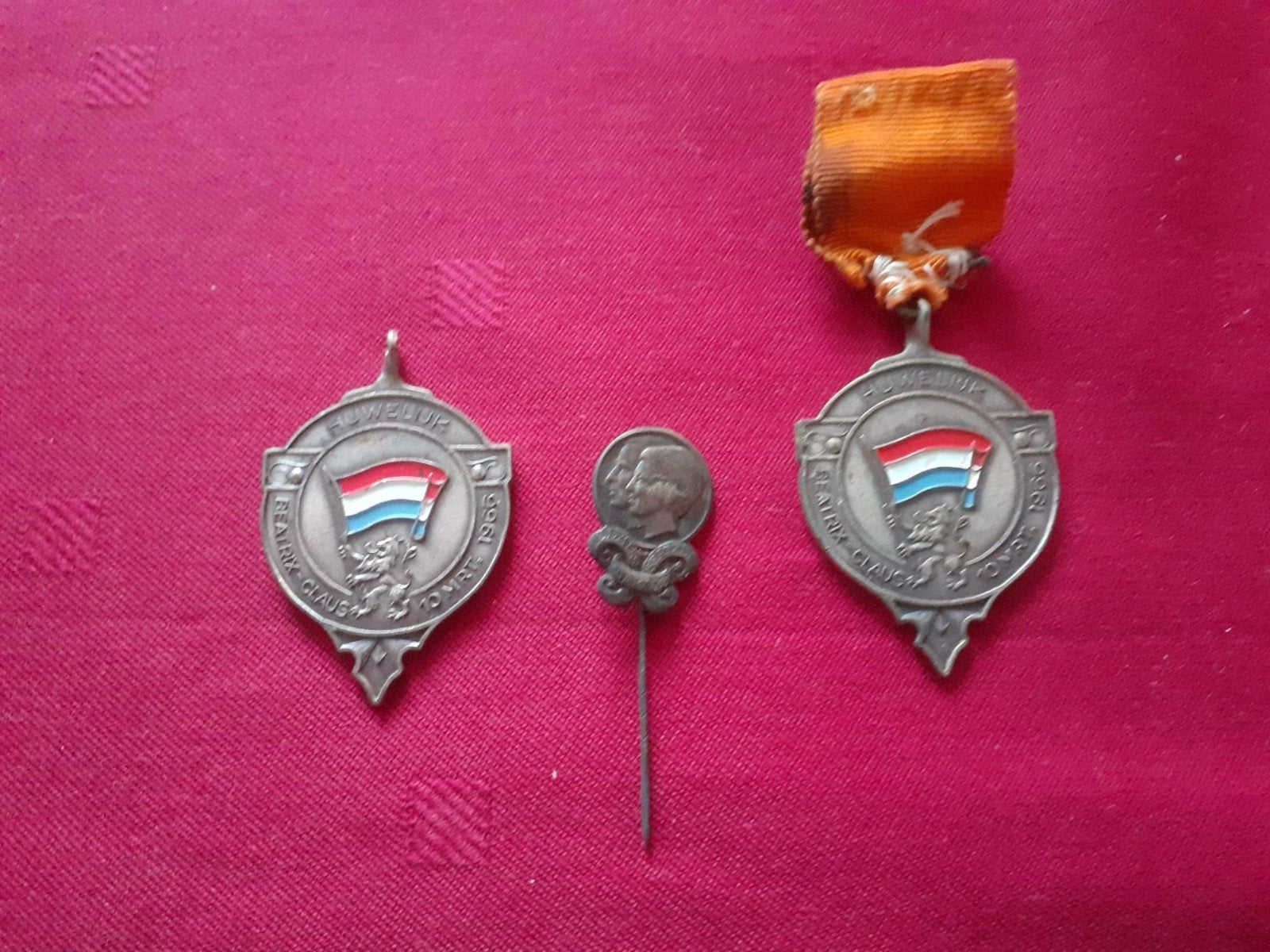 Medailles en pin huwelijk Beatrix en Claus koninklijk huis, Ophalen of Verzenden, Gebruikt, Overige onderwerpen