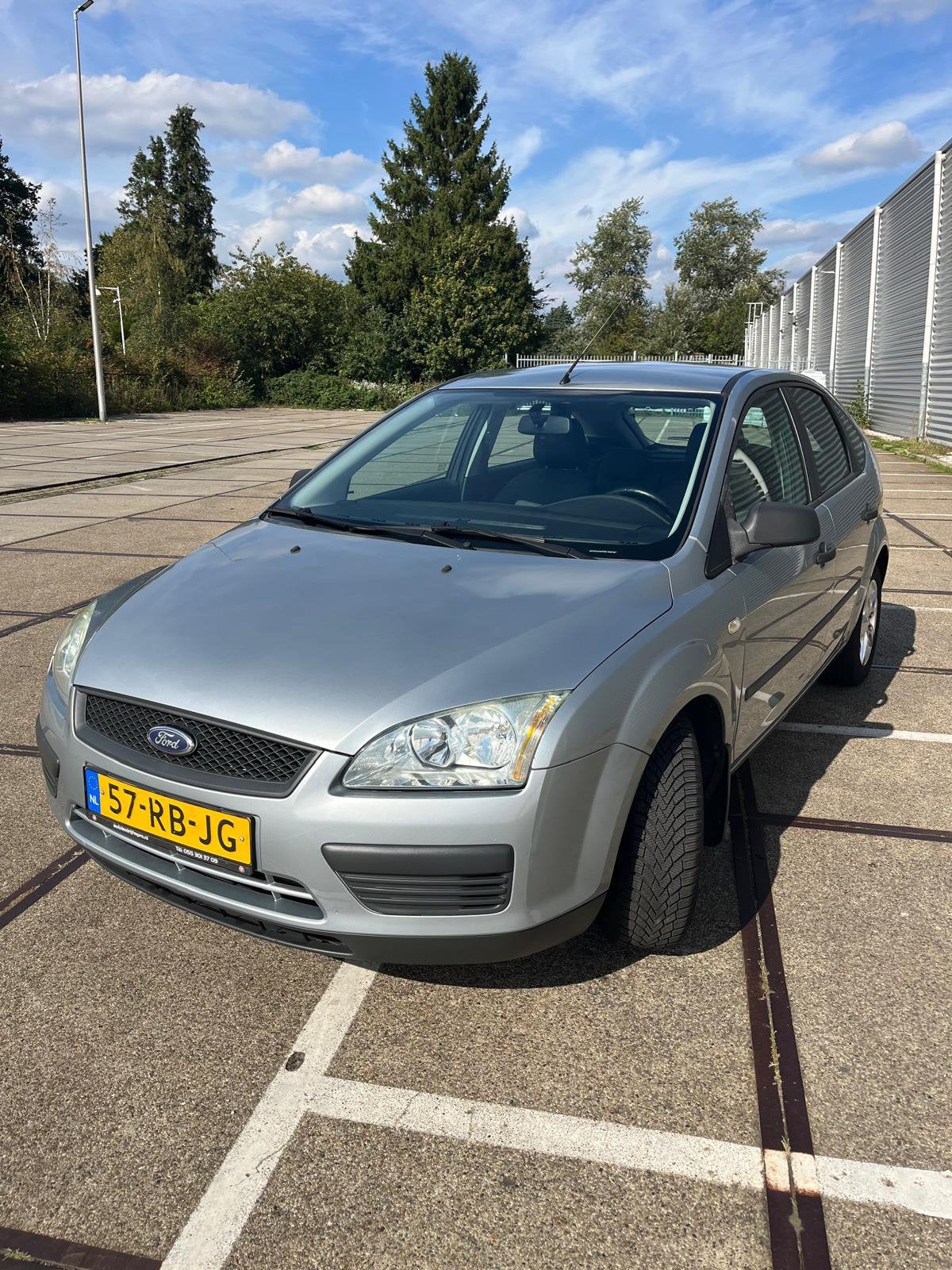 Ford Focus 1.4 59KW 5D 2005 Grijs, Auto's, 15 km/l, 1147 kg, 4 cilinders, 620 kg