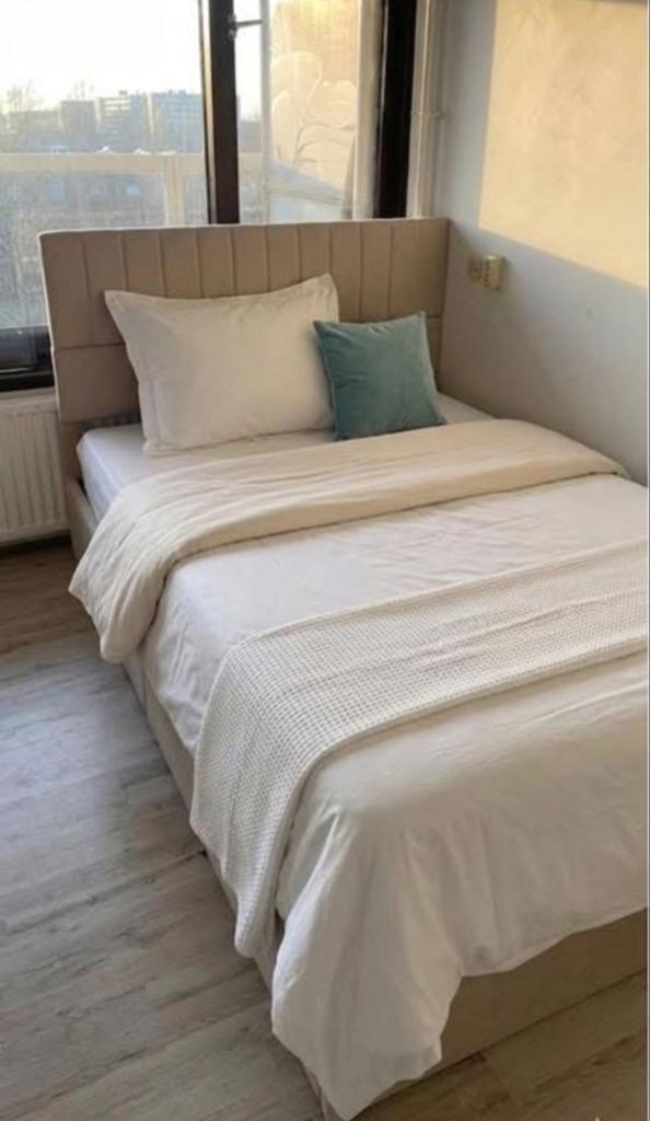 Nieuw bed 200x140 met fijne dikke matras, Huis en Inrichting, Slaapkamer | Bedden, Ophalen, Beige, 140 cm, 200 cm