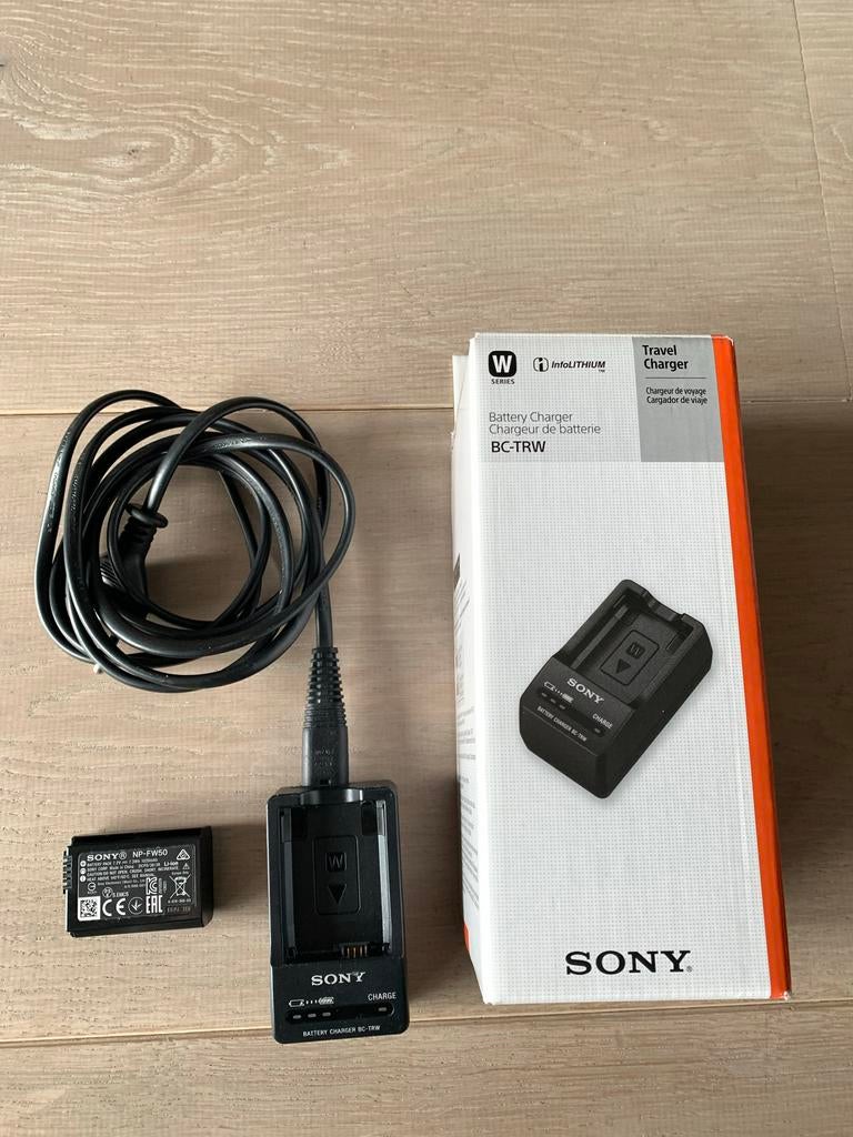Sony BC-TRW Batterijlader + NP-FW50 Accu, Ophalen of Verzenden, Zo goed als nieuw