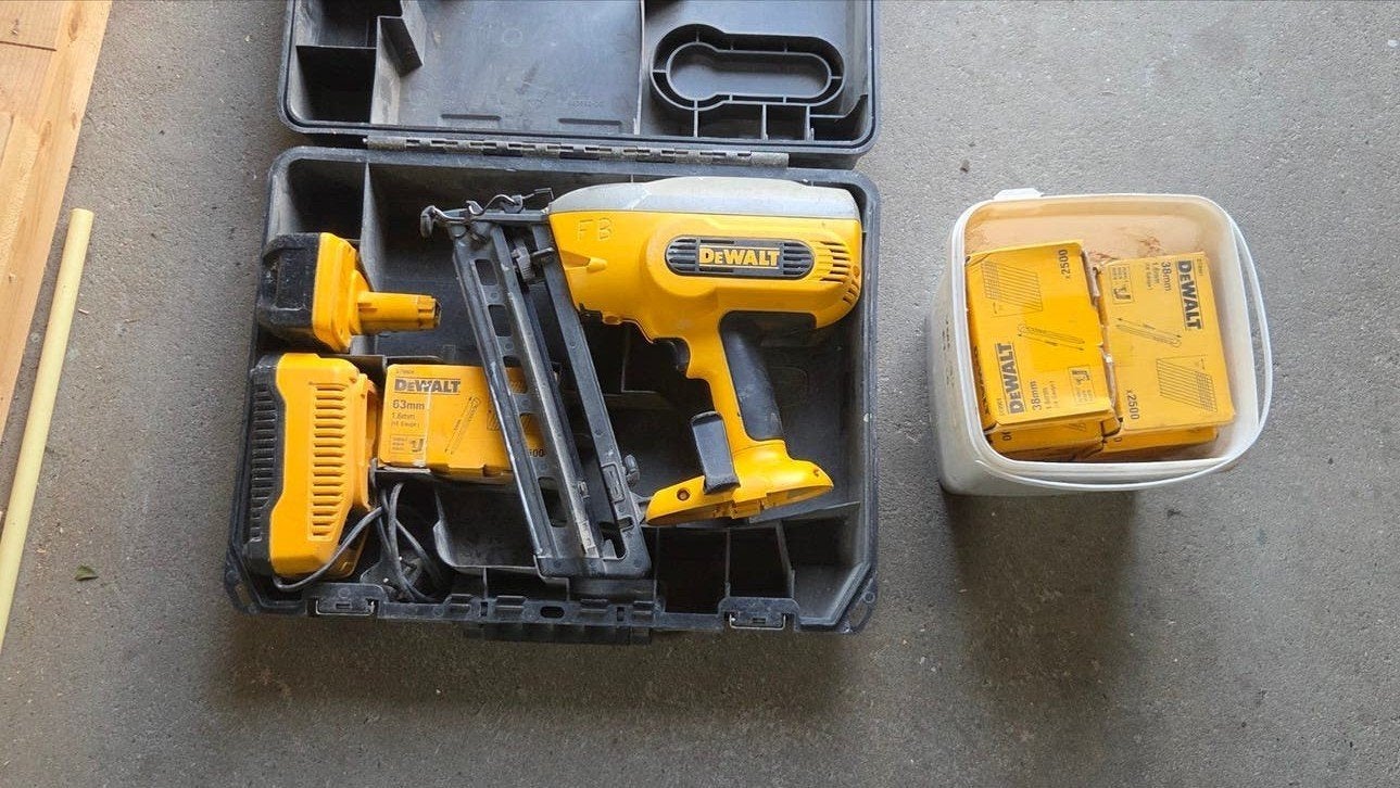 DeWalt Accu Tacker DC618 met Nieten (63mm, 50mm, 38mm), Ophalen, Gebruikt