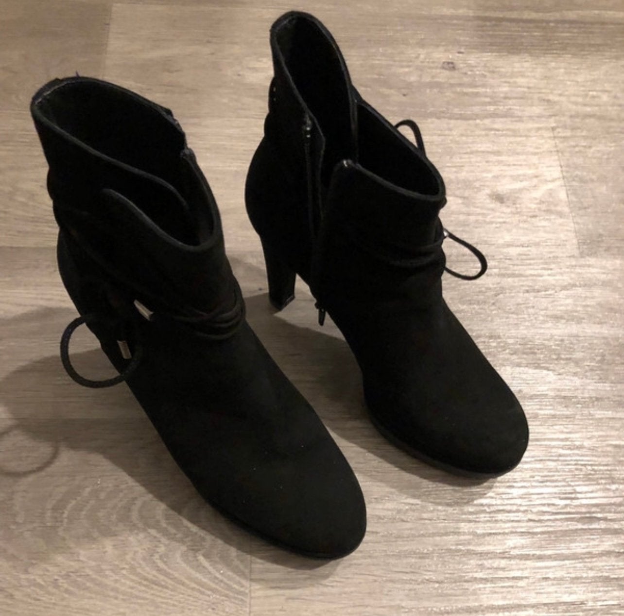 Zwarte suede enkellaarsjes Unisa, Ophalen of Verzenden, Zo goed als nieuw, Zwart