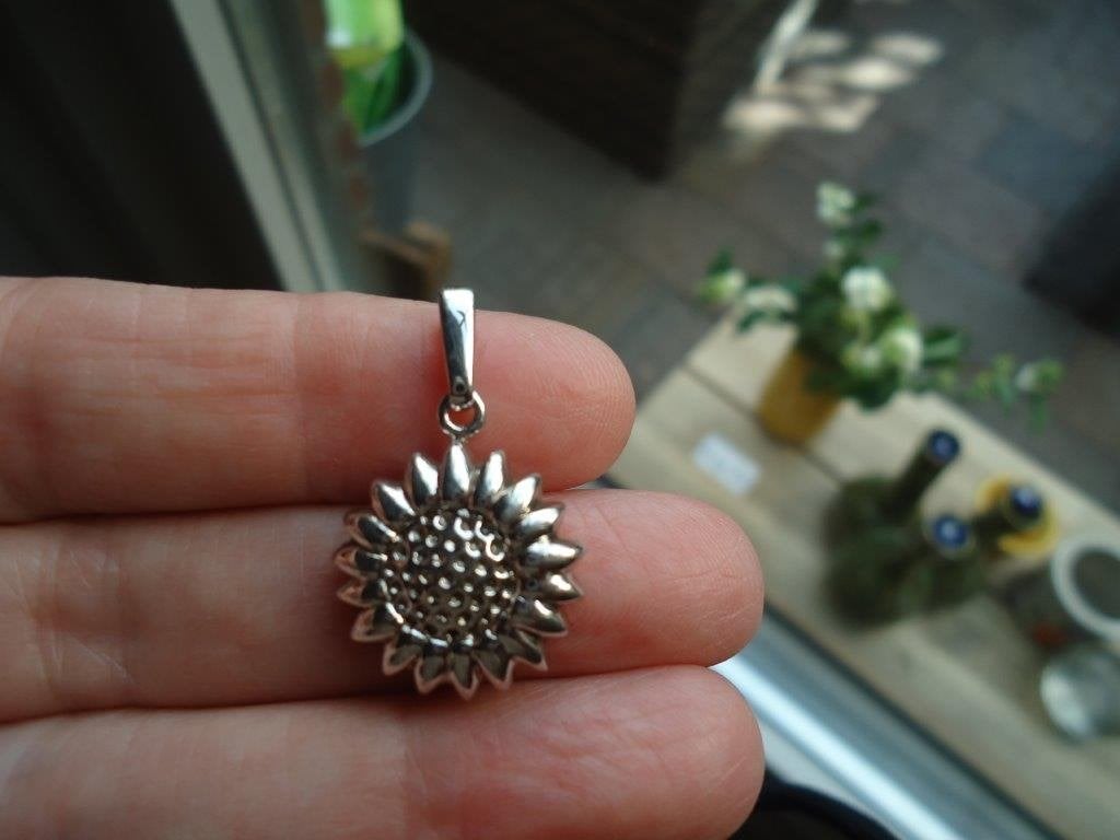 mooie echt zilveren hanger zonnebloem massief 925 gemerkt, Sieraden, Tassen en Uiterlijk, Ophalen of Verzenden, Zo goed als nieuw