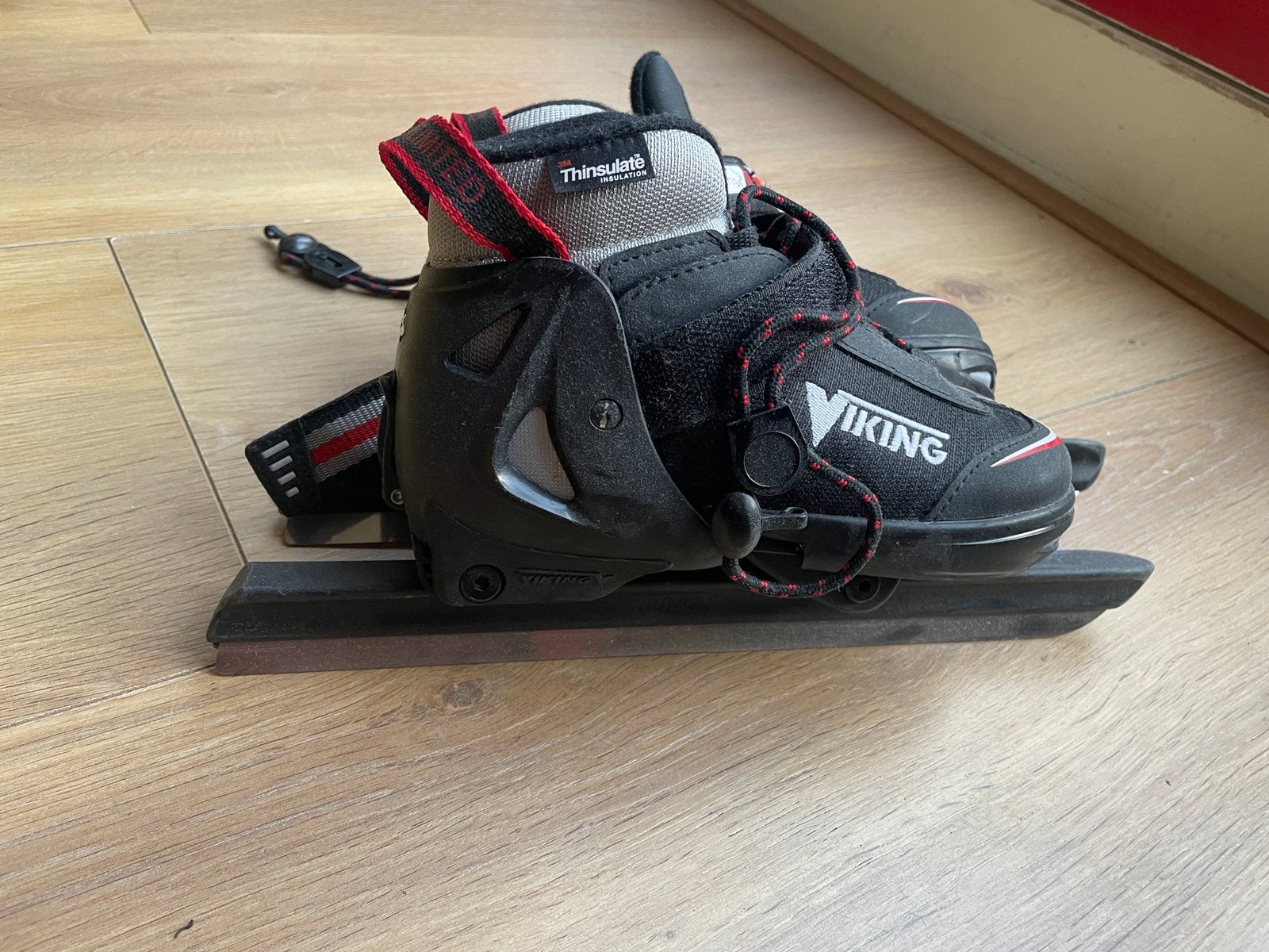 Zwarte Viking schaatsen. Combinoren. Maat 28-32, Ophalen, Zo goed als nieuw, Combinoren, Viking