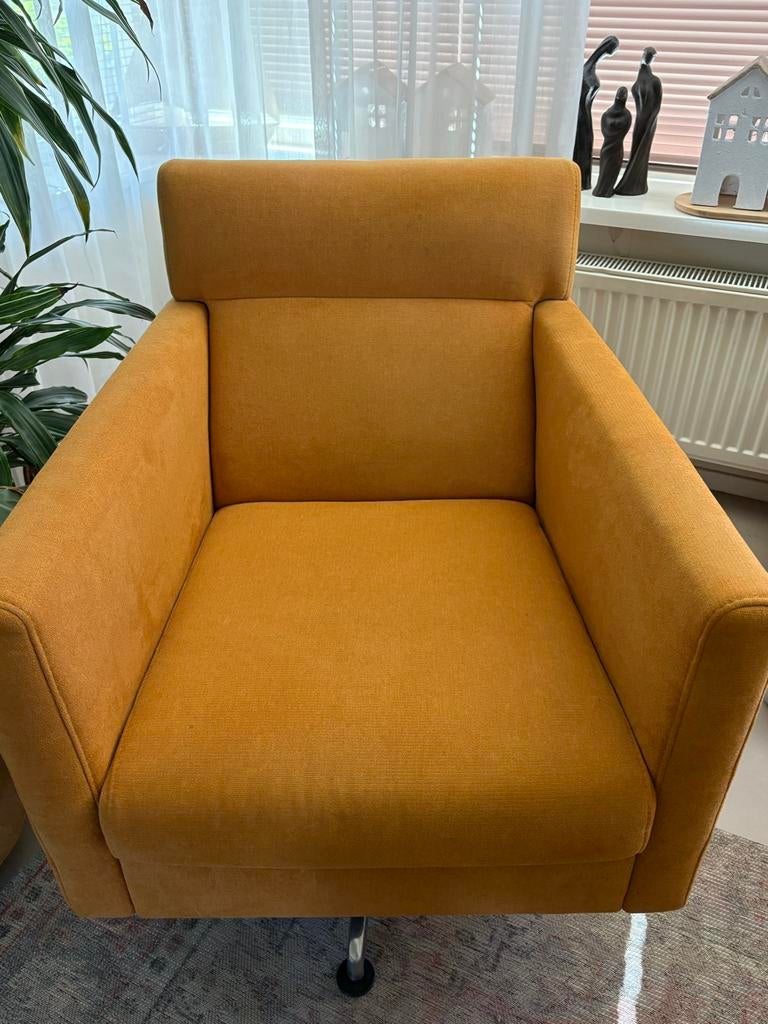 Comfortabel Montel okergele fauteuil met klein vlekje, Ophalen, Gebruikt, Minder dan 75 cm, 50 tot 75 cm