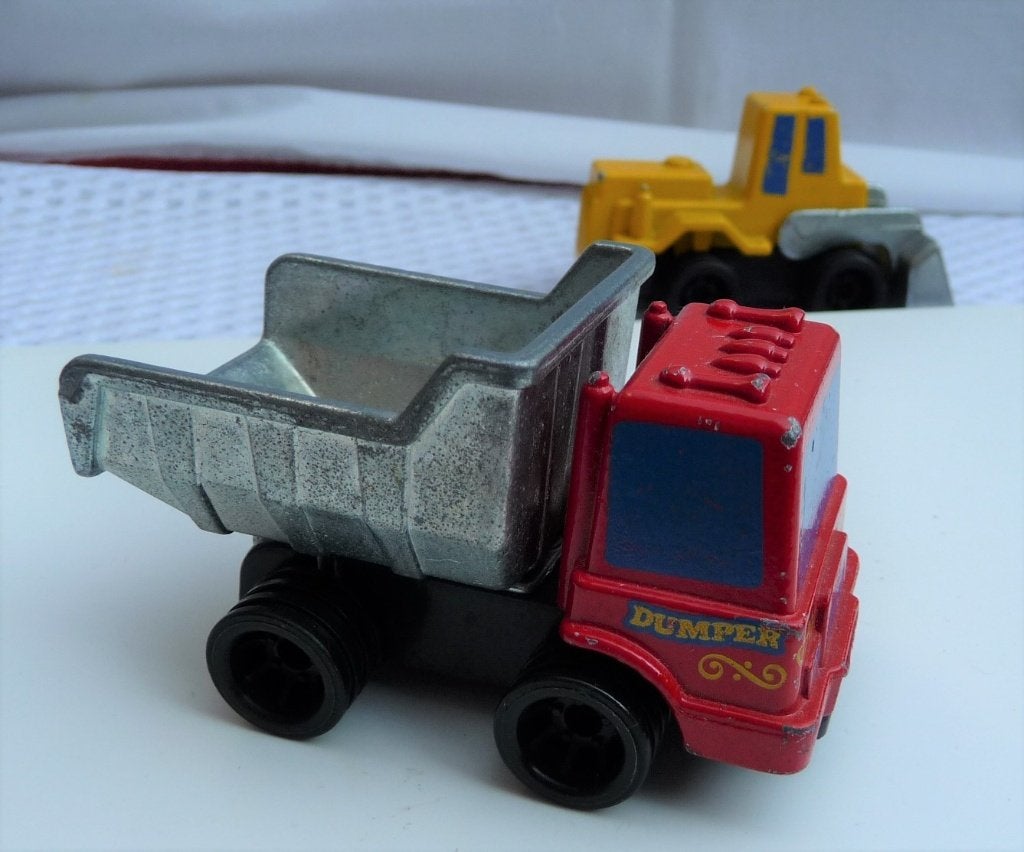 2 autos Matchbox ,Mattel mijn eerste auto bulldozer en truck, Verzenden, Gebruikt