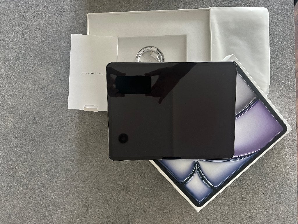 iPad Air 13 inch M3 WiFi 128 GB  met Magic Keyboard, Computers en Software, Apple iPads, 13 inch of meer, Apple iPad Air, Ophalen of Verzenden