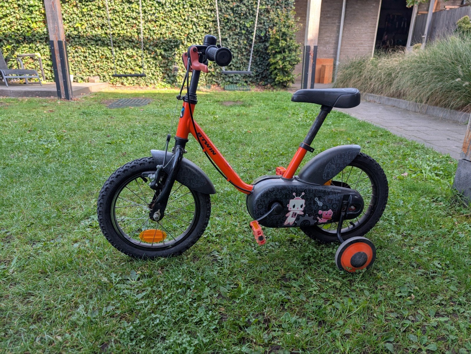 B'Twin kinderfiets 14 inch met zijwieltjes, Fietsen en Brommers, Ophalen, Zijwieltjes, Gebruikt, Minder dan 16 inch