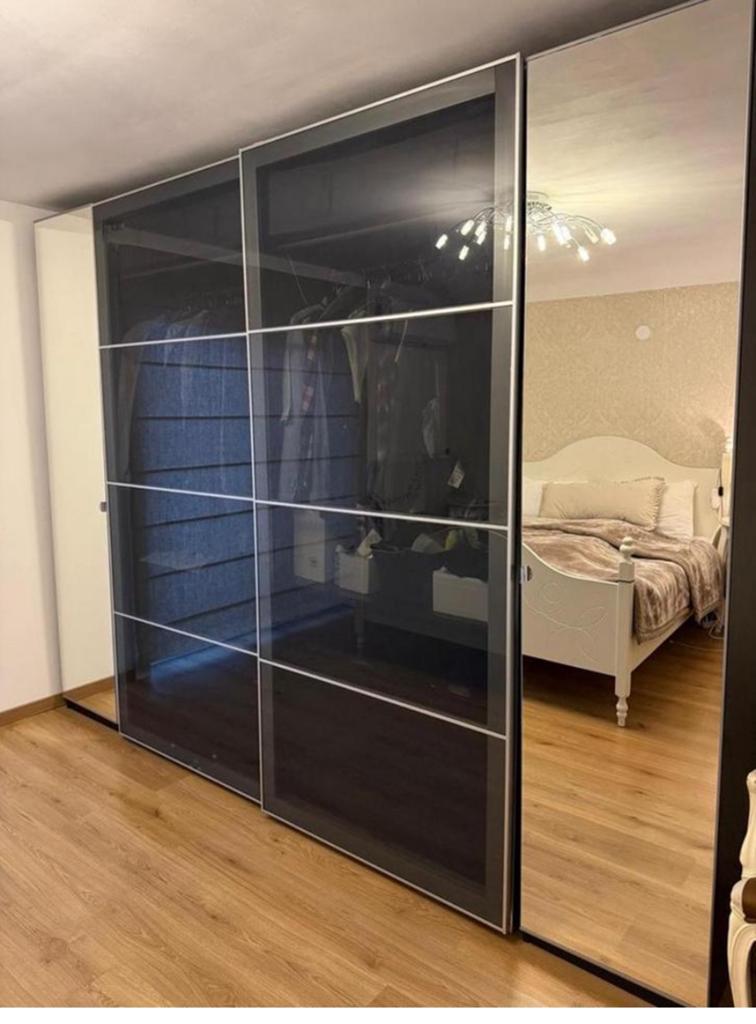 Grote kledingkast met spiegel en schuifdeuren, Huis en Inrichting, Kasten | Kledingkasten, Ophalen of Verzenden, Zo goed als nieuw