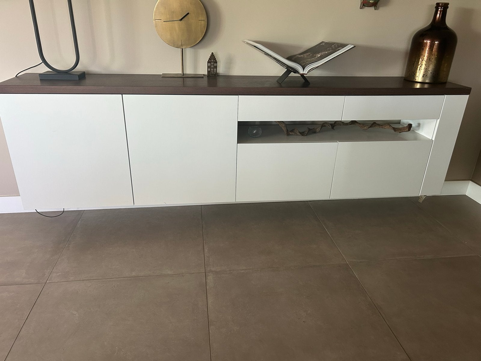 Moderne zwevende kast wit met donkerbruin blad, Ophalen, Gebruikt, 200 cm of meer, 25 tot 50 cm