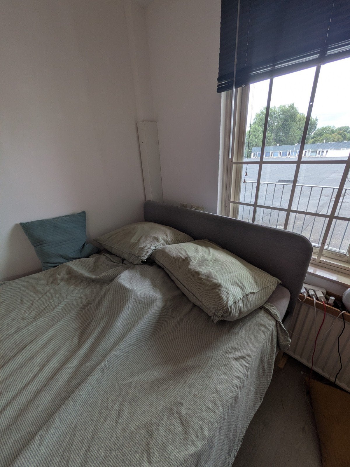 IKEA SLATTUM gestoffeerd bed, donkergrijs, 140x200 cm, Ophalen, Gebruikt, Tweepersoons, 140 cm