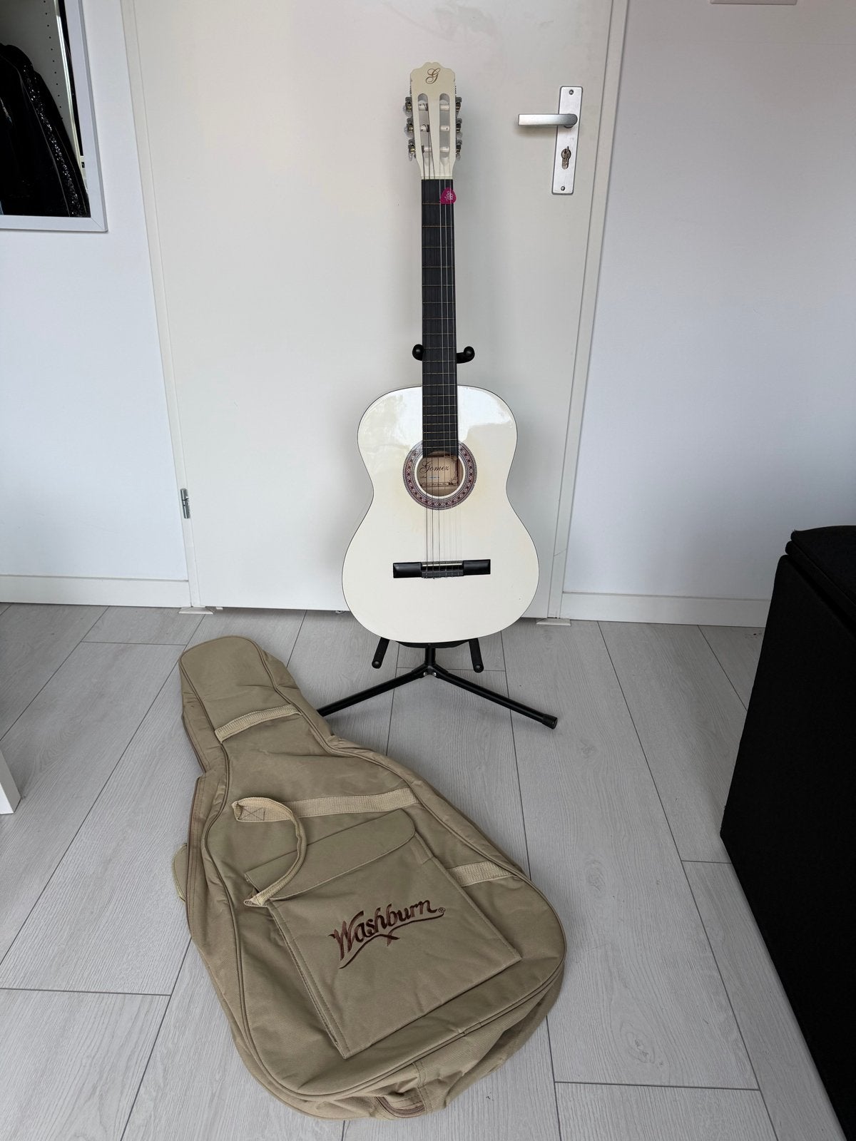 Witte Gomez gitaar met standaard en Washburn hoes, Ophalen, Zo goed als nieuw, Klassieke of Spaanse gitaar, Met koffer