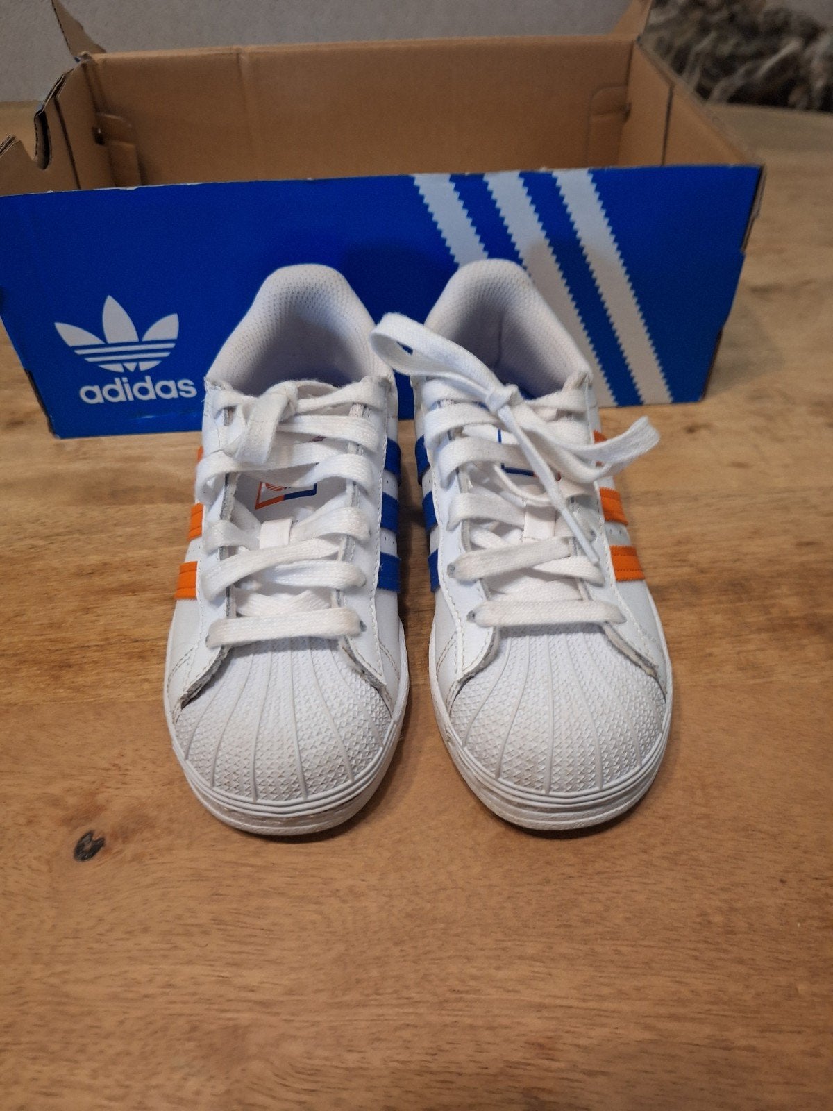 Adidas Superstar sneakers maat 31 - Blauw/Oranje strepen, Adidas, Gebruikt, Jongen of Meisje, Schoenen