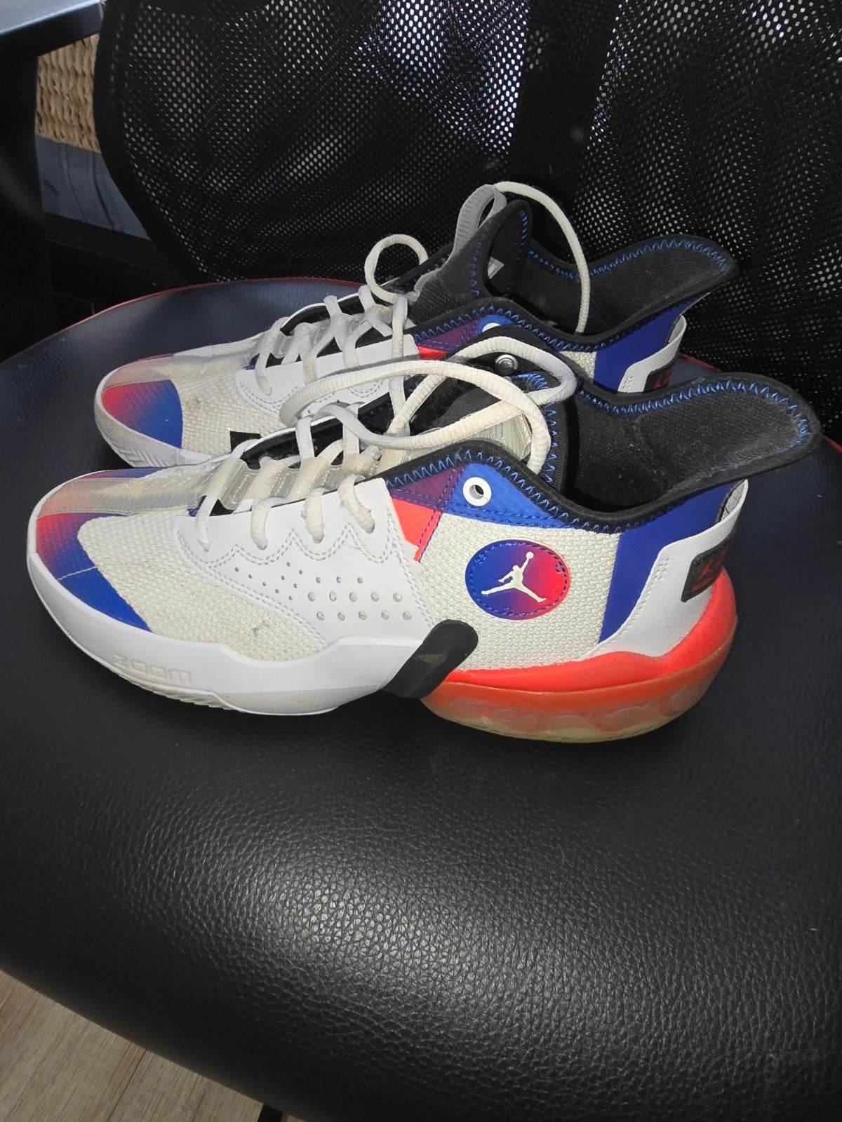 Jordan sneakers wit met blauw en oranje accenten, Wit, Ophalen of Verzenden, Sneakers of Gympen, Gedragen