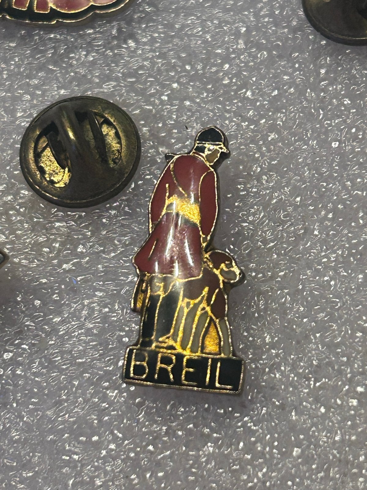 Vintage Breil pin: Jager met Hond, Ophalen of Verzenden, Gebruikt, Dier of Natuur, Speldje of Pin