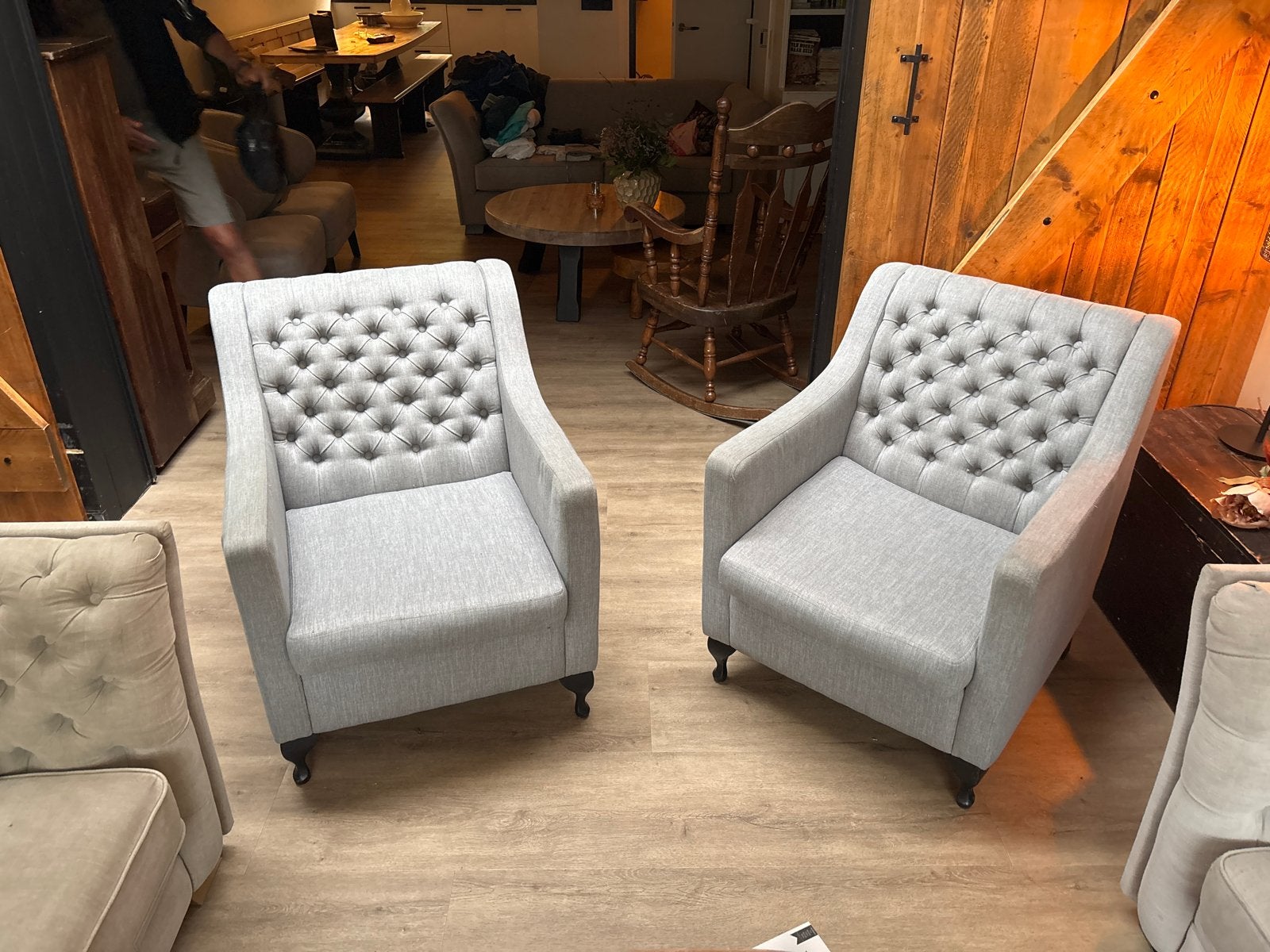 Twee stijlvolle grijze  olav home fauteuils met knoopdetails, Ophalen, Twee, Zo goed als nieuw, Stof