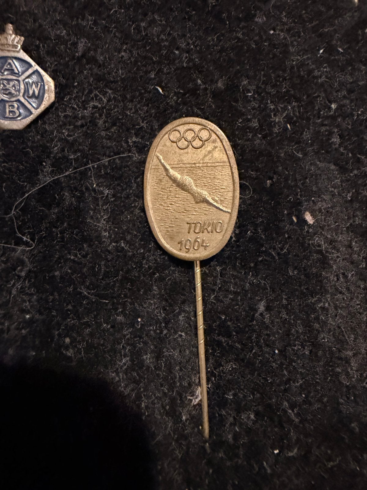 Vintage Olympische Spelen Tokio 1964 Zwemmer Pin, Verzenden, Gebruikt, Sport, Speldje of Pin
