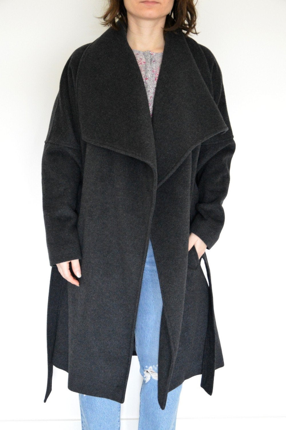 NIEUW: Donkergrijze, lange mantel van het merk Phase., Nieuw, Ophalen of Verzenden, Phase Eight, Maat 34 (XS) of kleiner