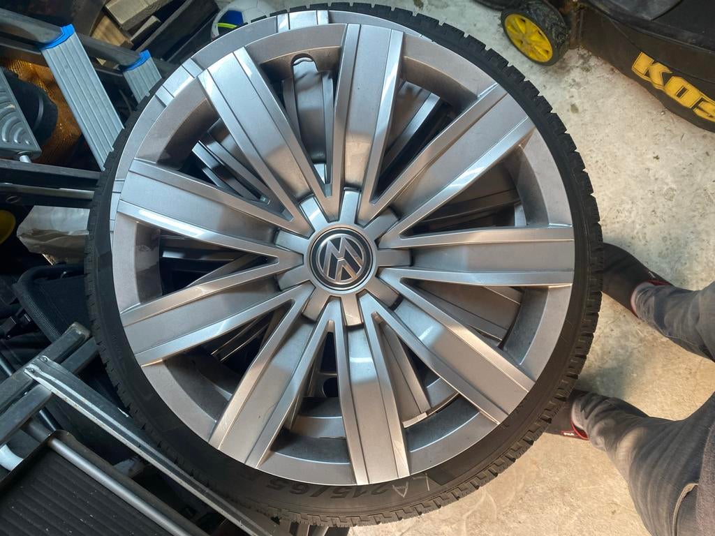 Winterbanden met velgen en wieldoppen - VW 215/65 R17, Ophalen, Banden en Velgen, 17 inch, Winterbanden