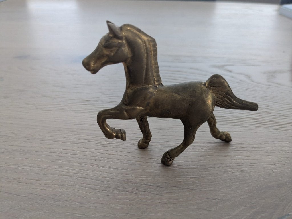 Messing paard, Ophalen