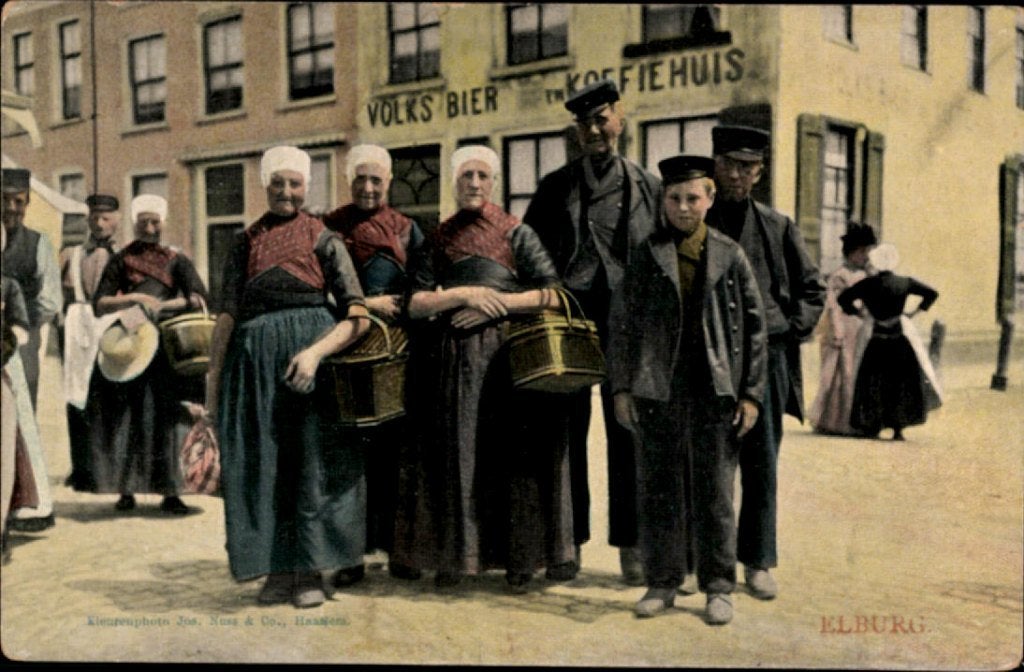 Elburg KVR07 1864 Bewoners in Elburgs kledingdracht, Ophalen of Verzenden, 1920 tot 1940, Gelopen, Gelderland