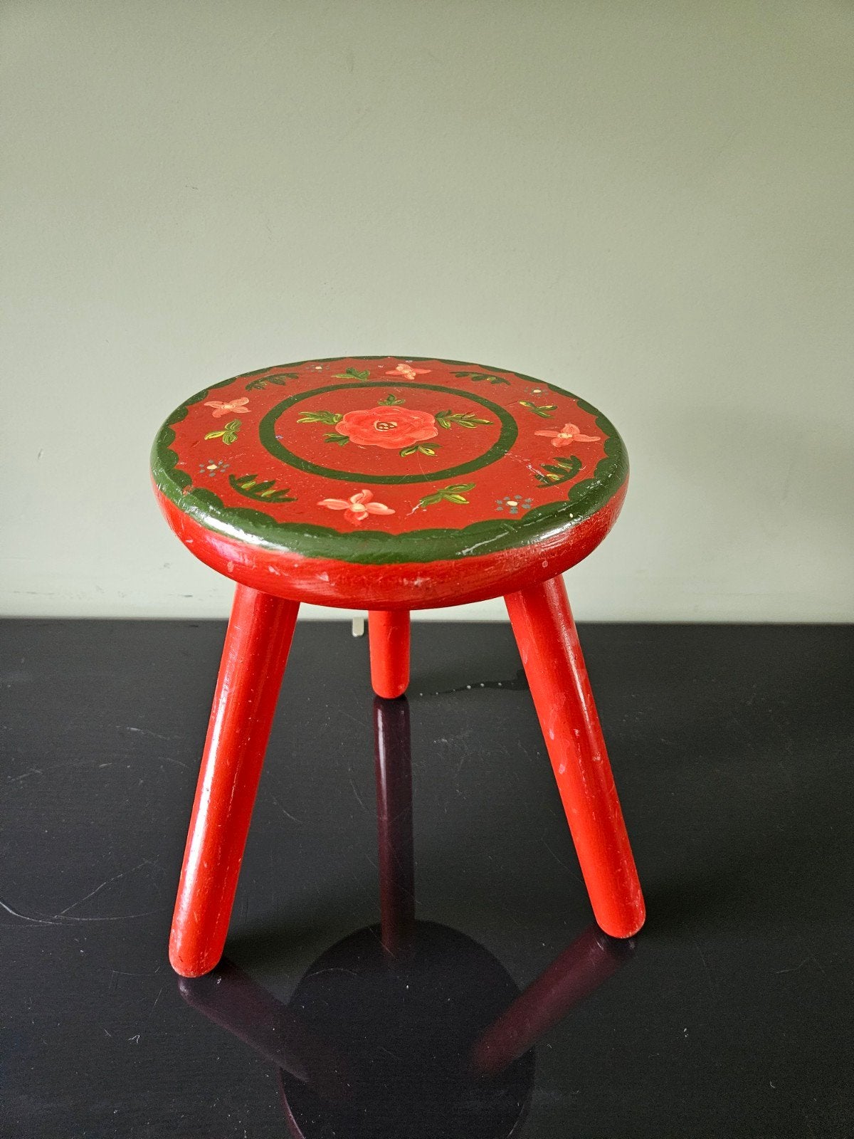 Decoratief krukje met bloemenpatroon - Rood/Groen, Huis en Inrichting, Krukjes, Ophalen of Verzenden, Hout