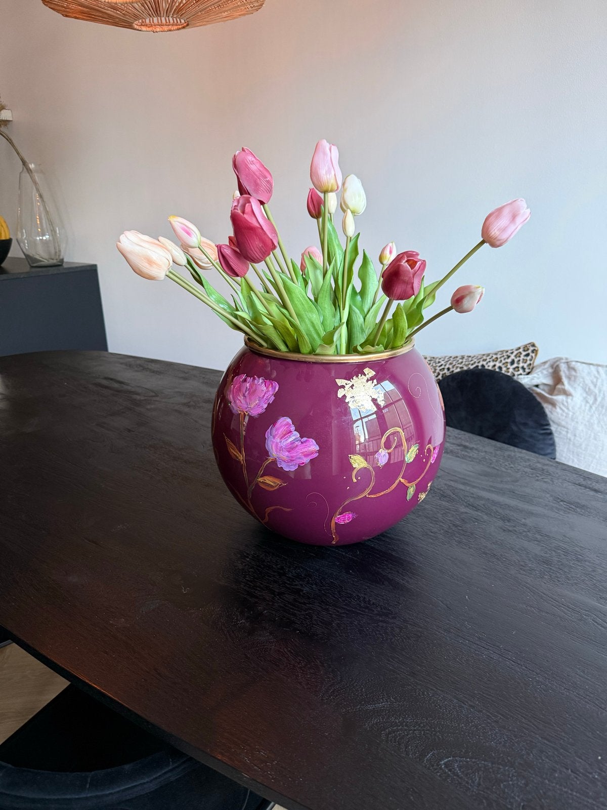 Handbeschilderde vaas met bloemen en vogel, Huis en Inrichting, Ophalen, Gebruikt, Overige kleuren, Aardewerk of Porselein
