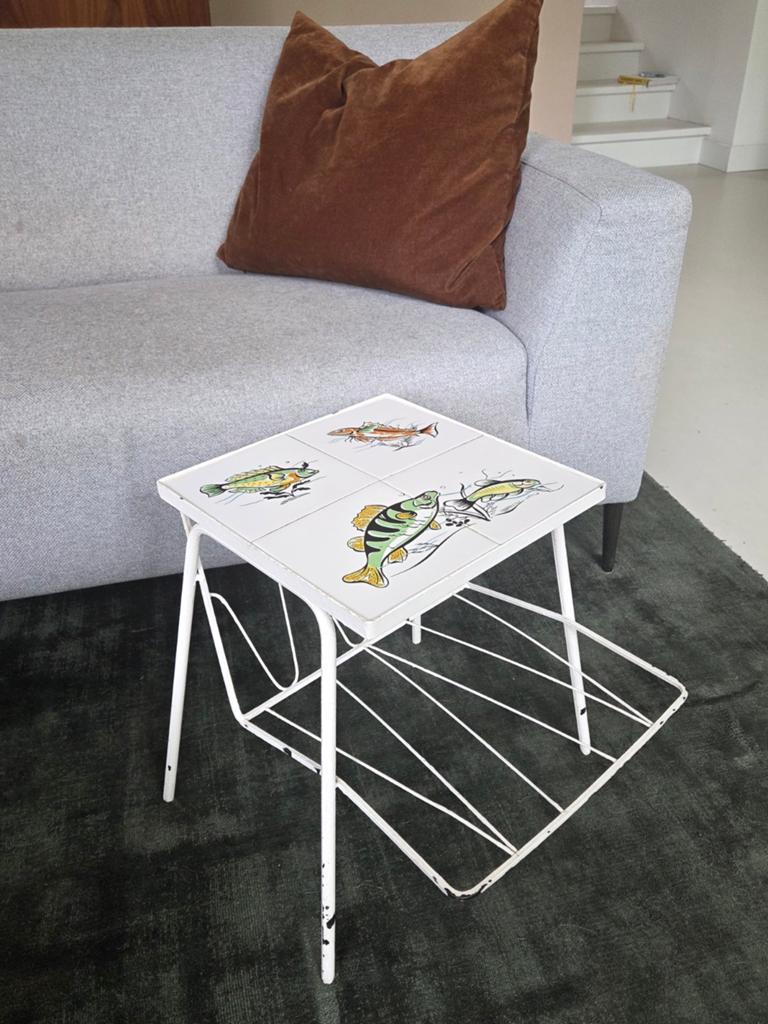 Mid-century bijzettafel met tegeltableau van vissen, Huis en Inrichting, Tafels | Bijzettafels, Ophalen, Minder dan 45 cm, Minder dan 55 cm