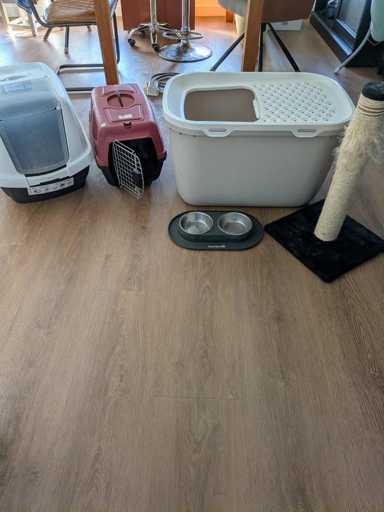 Gratis afhalen, kattenbakken en krabpaal, eetbak en reismand, Ophalen
