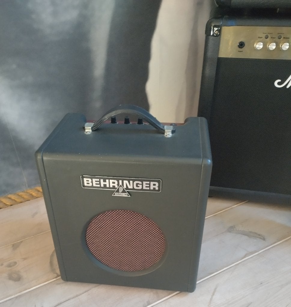 Behringer Thunderbird Model BX108 BASS gitaar versterker., Ophalen of Verzenden, Gebruikt, Basgitaar, Minder dan 50 watt
