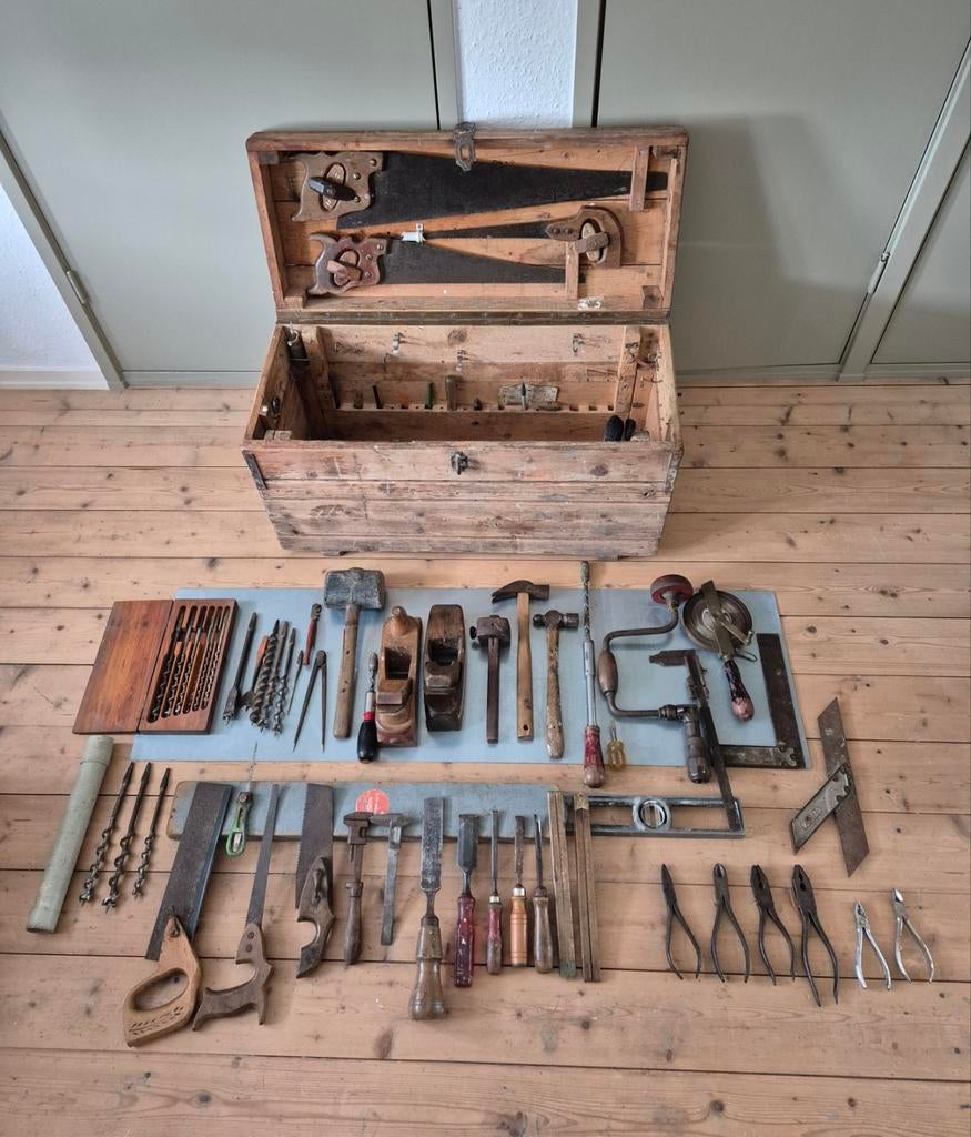 Oude GEREEDSCHAPKIST VAN OPA met ca 50 stuks gereedschap., Antiek en Kunst, Antiek | Gereedschap en Instrumenten, Ophalen