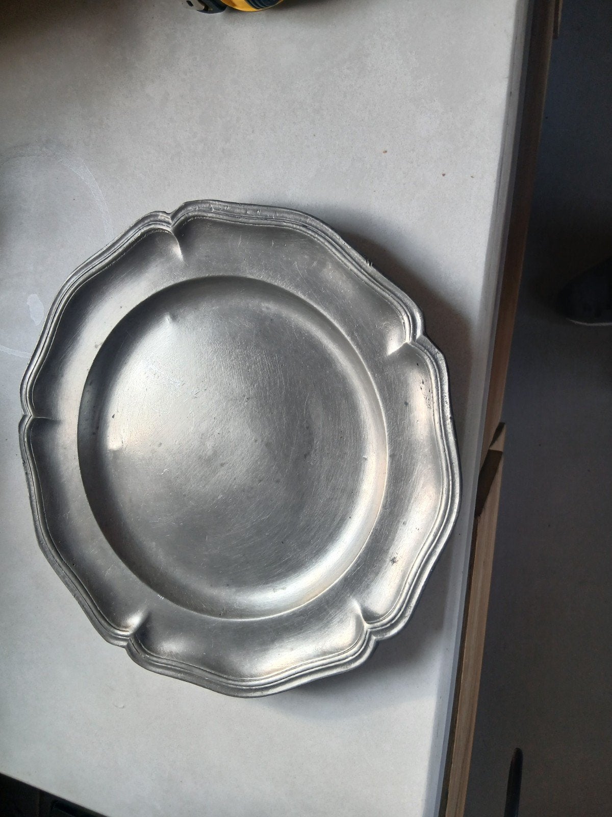 tinnen bord met initialen op achterkant, Antiek en Kunst, Ophalen of Verzenden
