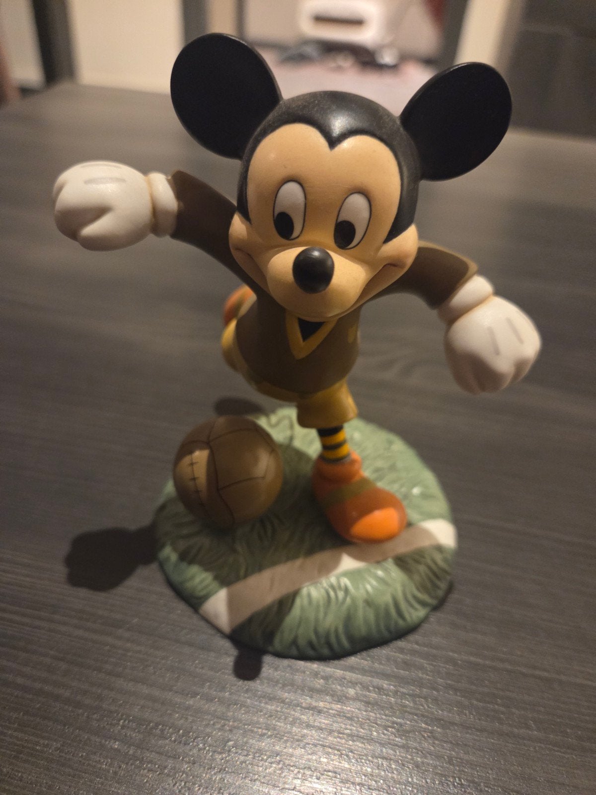 Mickey Mouse Disney Enesco voetbalbeeldje, Ophalen of Verzenden, Mickey Mouse, Beeldje of Figuurtje
