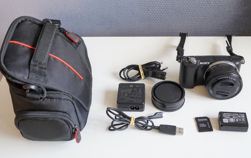 Sony A5000 + kitlens 16-50mm; complete set, Gebruikt, Ophalen of Verzenden, Sony, Accu