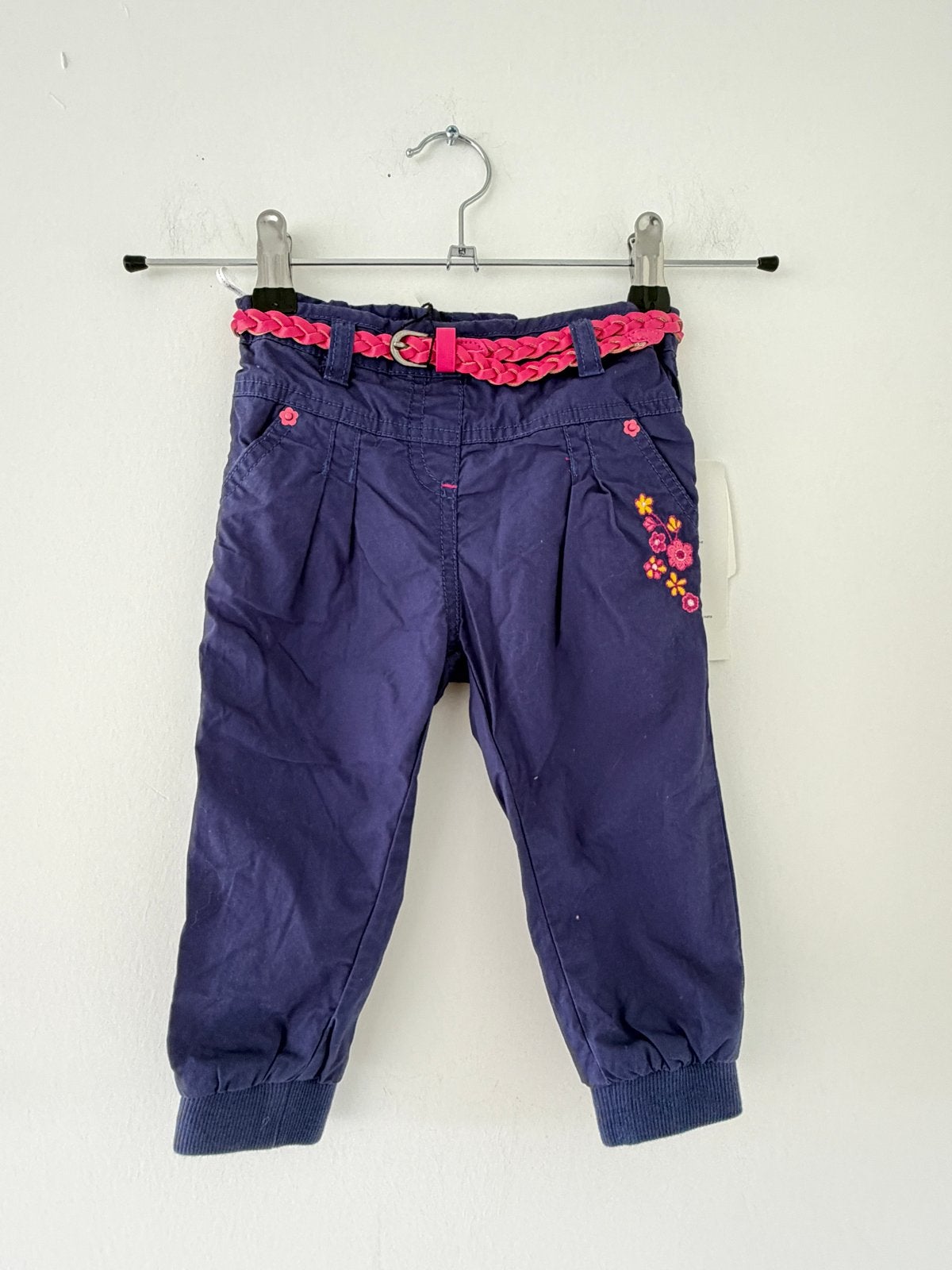 Nieuw Baby Club broekje maat 80 met riem en bloemen, Ophalen of Verzenden, Nieuw, Meisje, Broekje