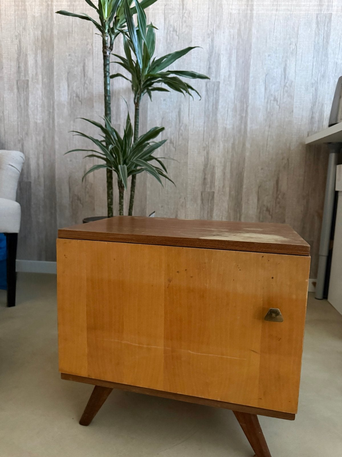 Retro houten nachtkastje met deurtje op pootjes, Antiek en Kunst, Ophalen of Verzenden