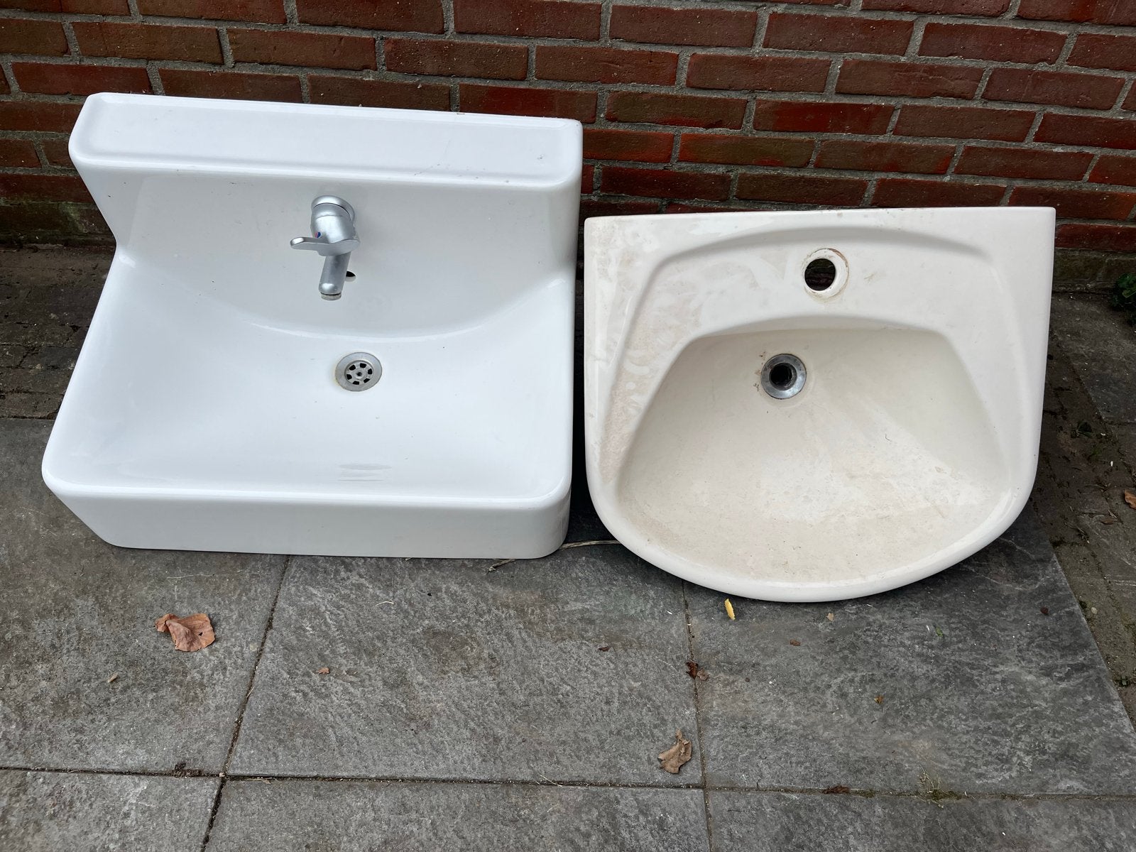 Twee gebruikte wastafels, wit en crème, Doe-het-zelf en Verbouw, Ophalen, Gebruikt, Wastafel