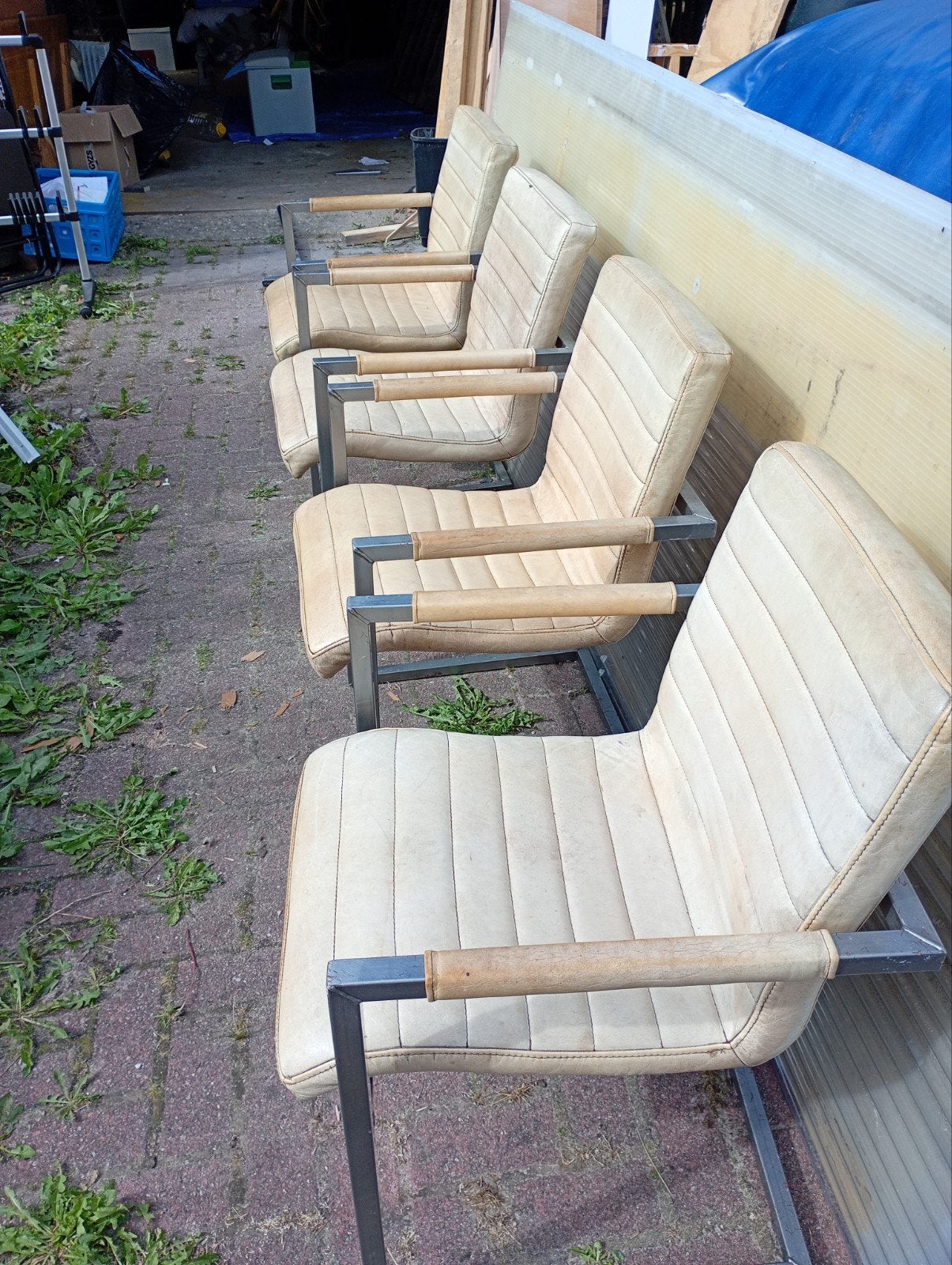 4 leren stoelen, RVS onderstel - Gebruikt maar comfortabel, Huis en Inrichting, Stoelen, Ophalen, Gebruikt, Bruin, Vier