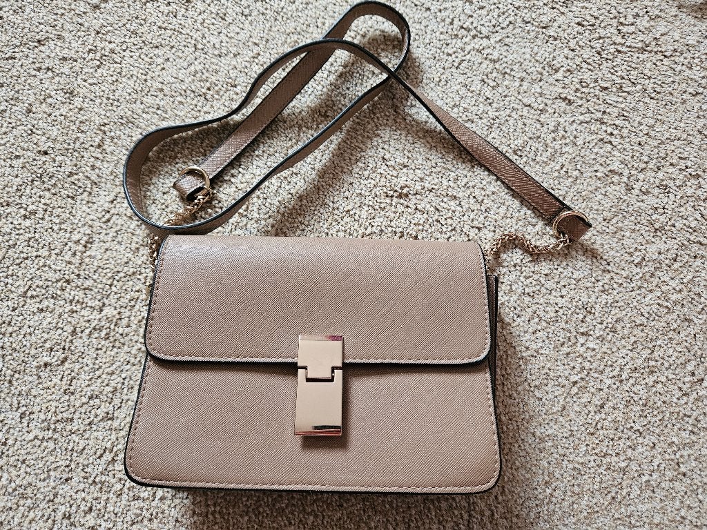 Schoudertas met leuke sluitklip, Nieuwe tas, Ophalen of Verzenden, Nieuw, Beige, Overige merken
