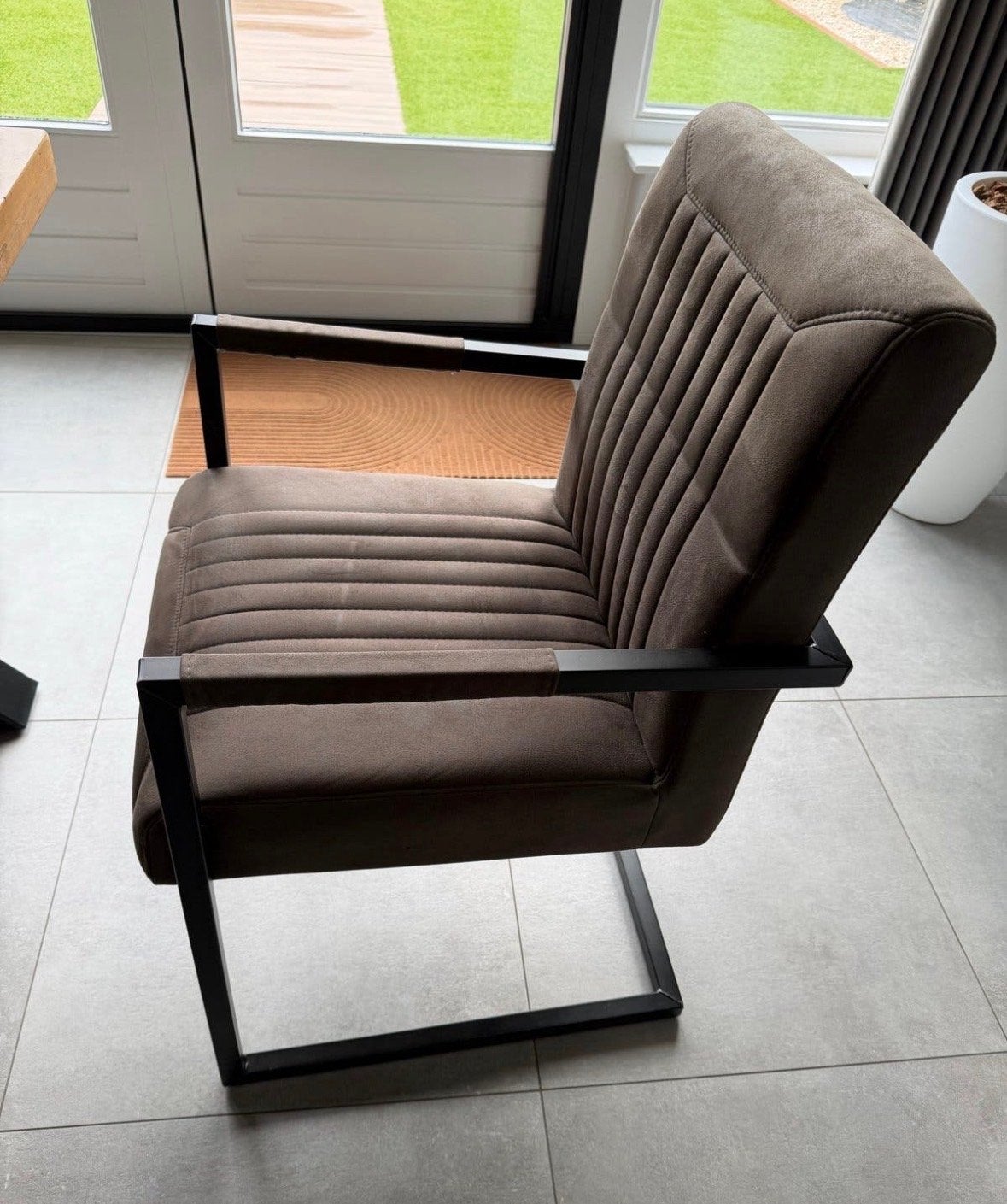3x Eetkamerstoel Parantino taupe met armleuningen, Huis en Inrichting, Ophalen, Gebruikt, Stof, Drie