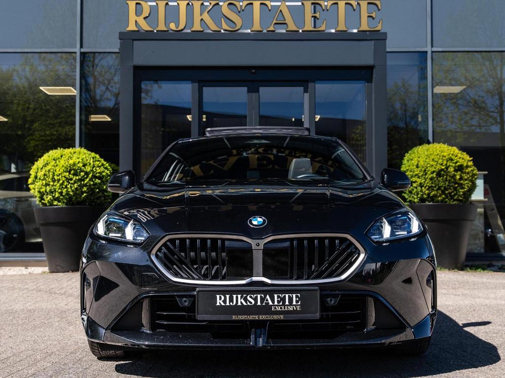 BMW 1-serie 120i M Sport Design|PANO|H&K|SFEER.|MEMORY|LEDER, Auto's, Gebruikt, 156 pk, Alcantara, Zwart