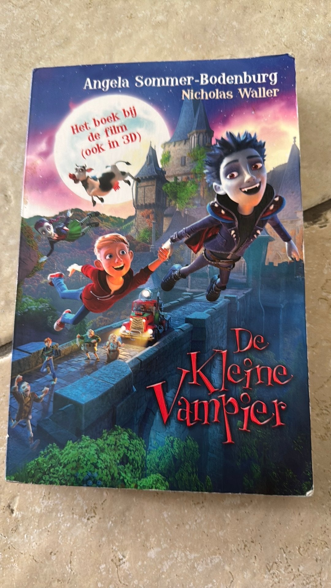 De kleine vampier Angela Sommer-Bodenburg - filmeditie, Ophalen of Verzenden, Zo goed als nieuw, Fictie, Angela Sommer-Bodenburg