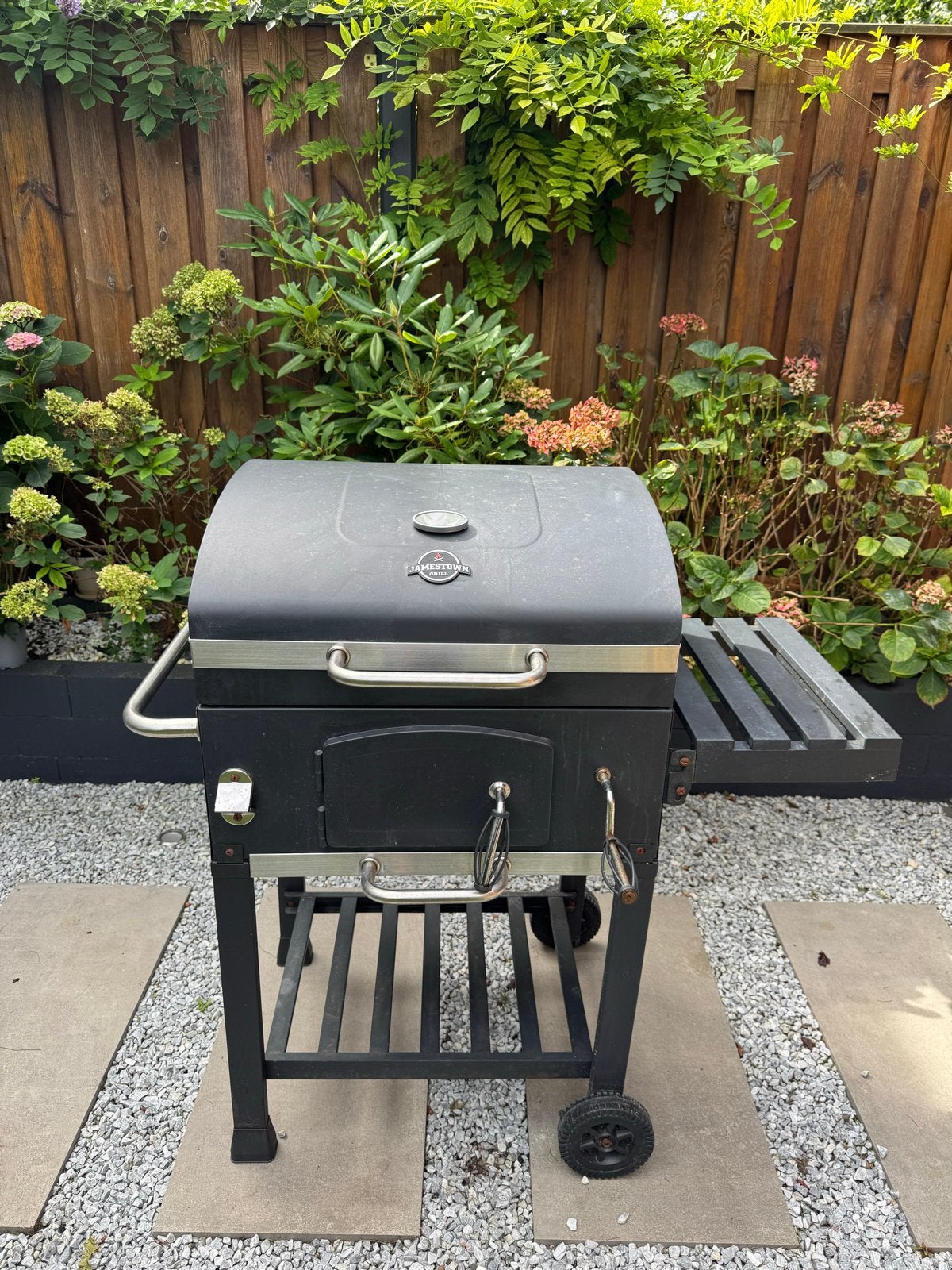 Gebruikte Houtskoolbarbecue met zijtafel en wielen, Ophalen, Gebruikt